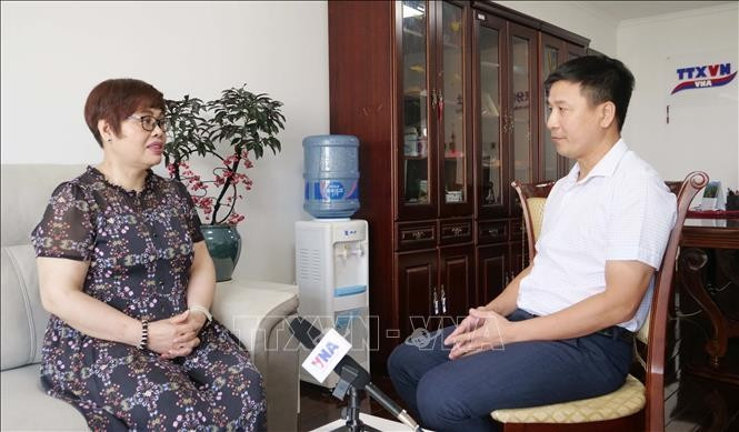中国社会科学院马克思主义研究院教授、博士，越南问题专家潘金娥接受越通社记者的采访。图自越通社