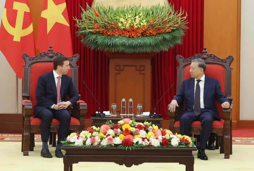 越共中央总书记苏林会见美国华平投资集团总裁杰弗里·戴维·珀尔曼。图自越通社