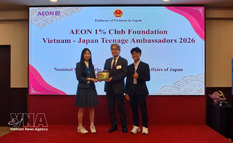 学生们向永旺1%俱乐部基金会代表赠送纪念品。图自越通社