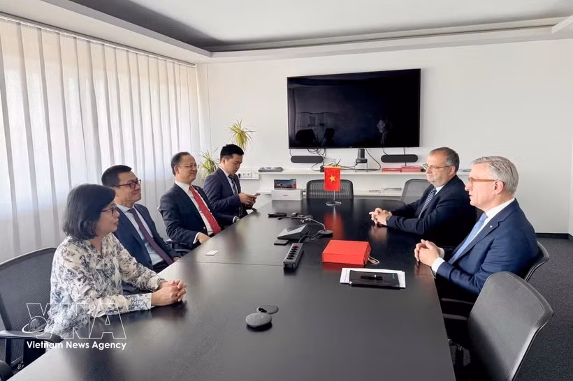工作会谈现场。图自越通社