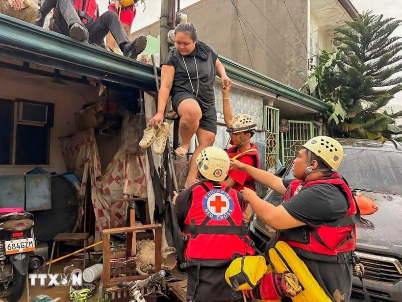 2025年11月4日，菲律宾宿务省，救援人员正在将民众从受卡玛基台风影响的洪水区域转移。图自越通社