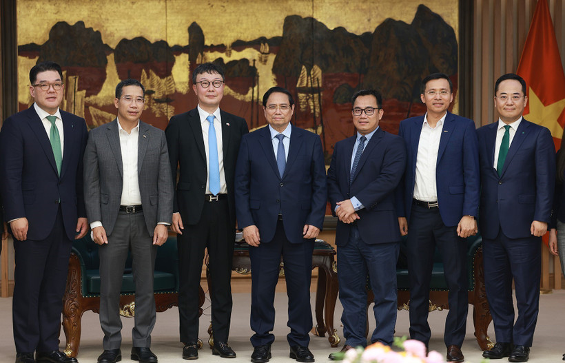 越南政府总理范明政在政府驻地会见了正在访越的韩国Dunamu集团副总裁金亨年和韩亚金融集团副总裁李恩雄。图自越通社