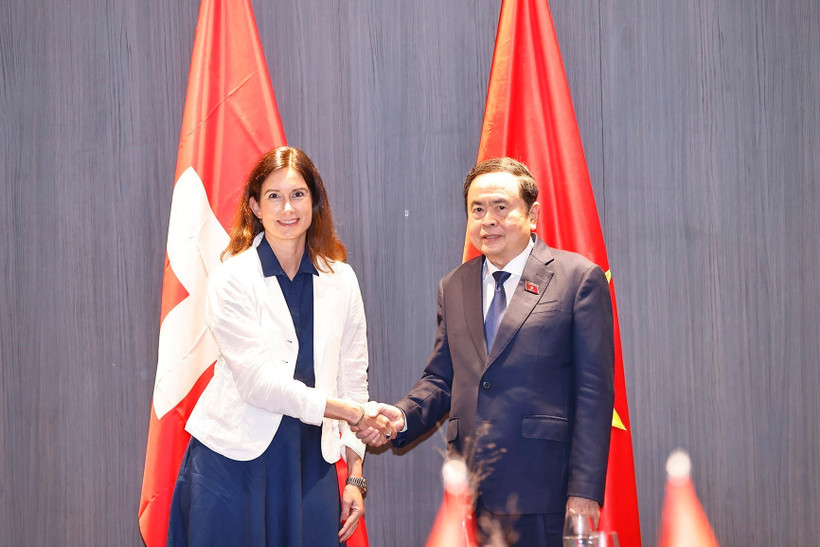 越南国会主席陈青敏会见瑞士国民院议长玛雅·里尼克。图自越通社