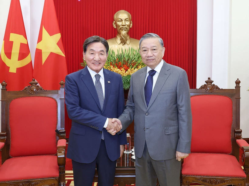 越共中央总书记苏林会见韩国总统特使朴昌达。图自越通社