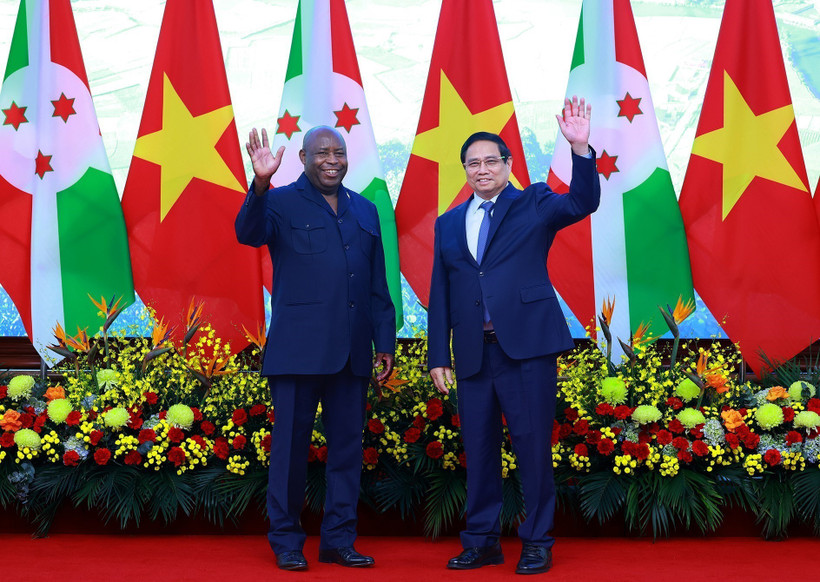 越南政府总理范明政会见布隆迪共和国总统埃瓦里斯特·恩达伊希米耶。图自越通社