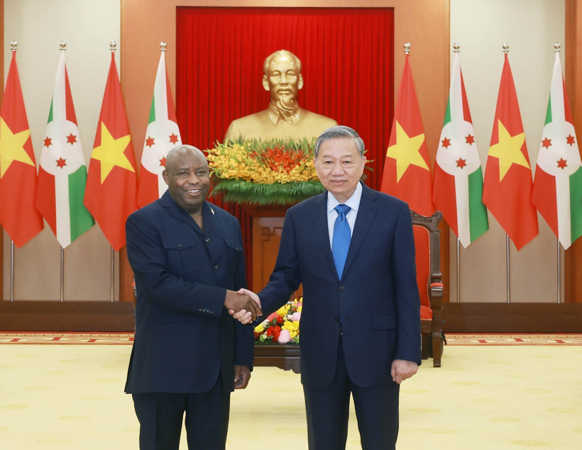 越共中央总书记苏林会见布隆迪共和国总统埃瓦里斯特·恩达伊施米耶。图自越通社