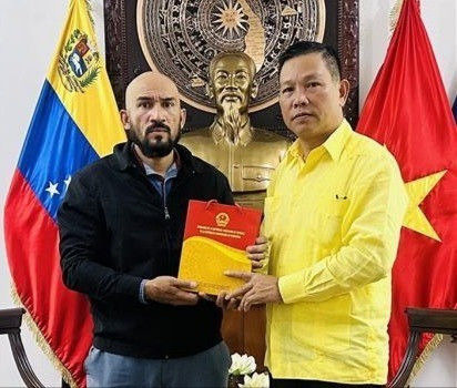 越南驻委内瑞拉大使向何塞·哈维尔·迪亚斯·马卡丹教授赠送纪念品。图自越通社