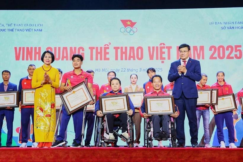 优秀运动员、教练员和代表队荣获越南奥委会表彰证书。图自越通社