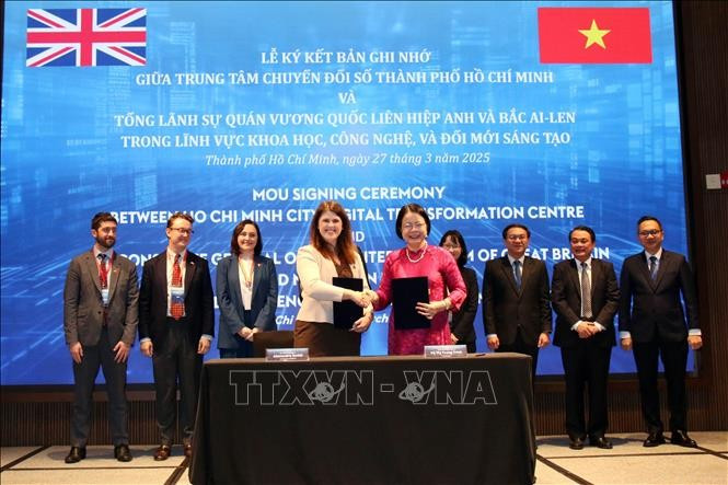 英国驻胡志明市总领事馆与胡志明市数字化转型中心签署科技与创新领域的合作备忘录。图自越通社