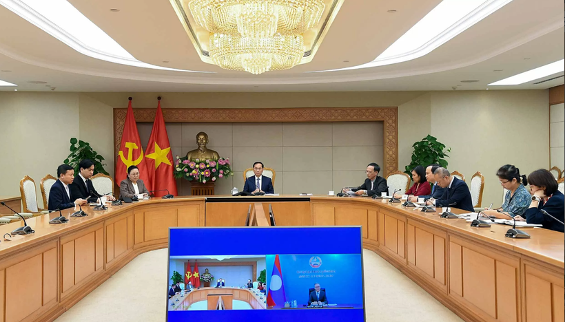 越共中央委员、政府副总理兼外交部长裴青山在越南政府驻地分别与老挝人民革命党中央委员、外交部长通沙万·丰威汉以及老挝人民革命党中央对外联络部代理部长本勒瓦·潘达努翁通电话。图自baoquocte.vn