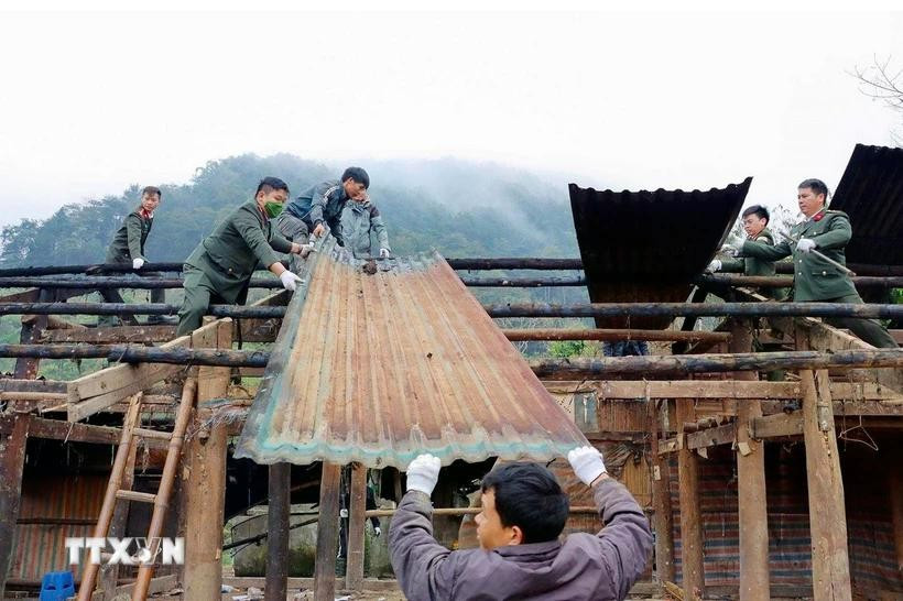 莱州省公安厅干部、战士与当地群众携手协作积极推进拆除临时房、危旧房的工作。图自越通社