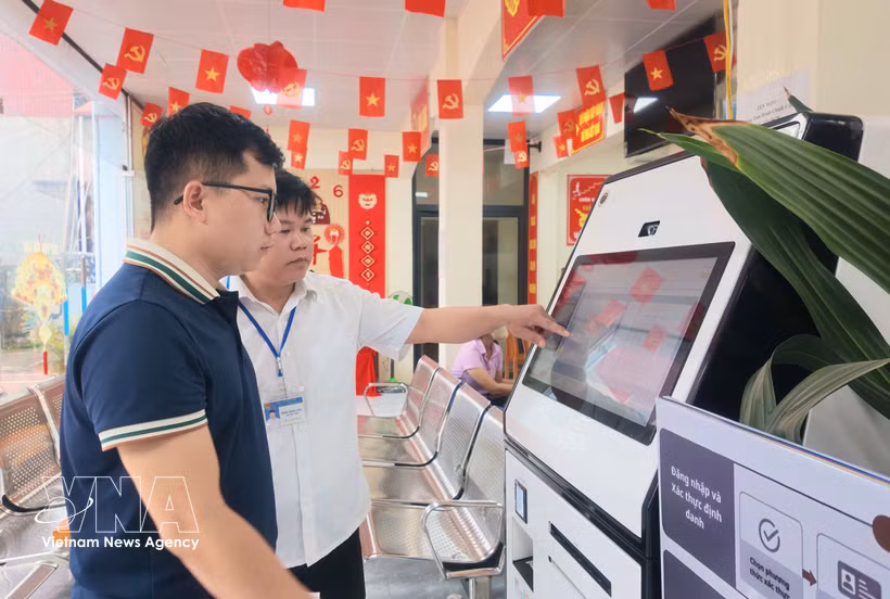 芝陵乡共行政服务中心干部指导民众使用AI辅助公共服务自助终端机。图自越通社