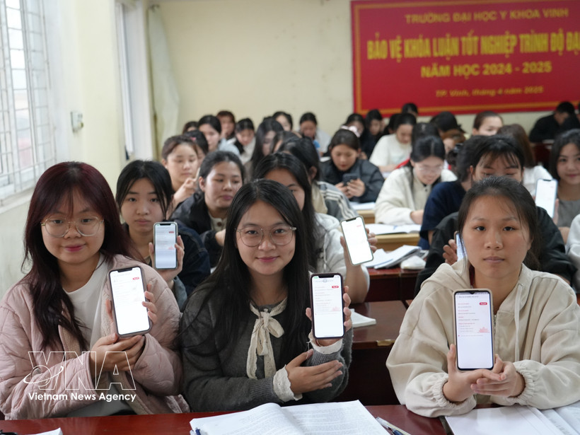 Z世代的政治“成人礼”：乂安省大学生积极迎接首次投票。图自越通社