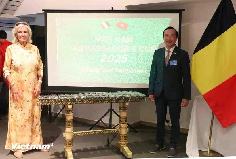 越南驻比利时兼驻欧盟大使阮文草和越南橙毒剂受害者国际协会比利时分会主席克里斯·盖斯肯斯。图自越通社