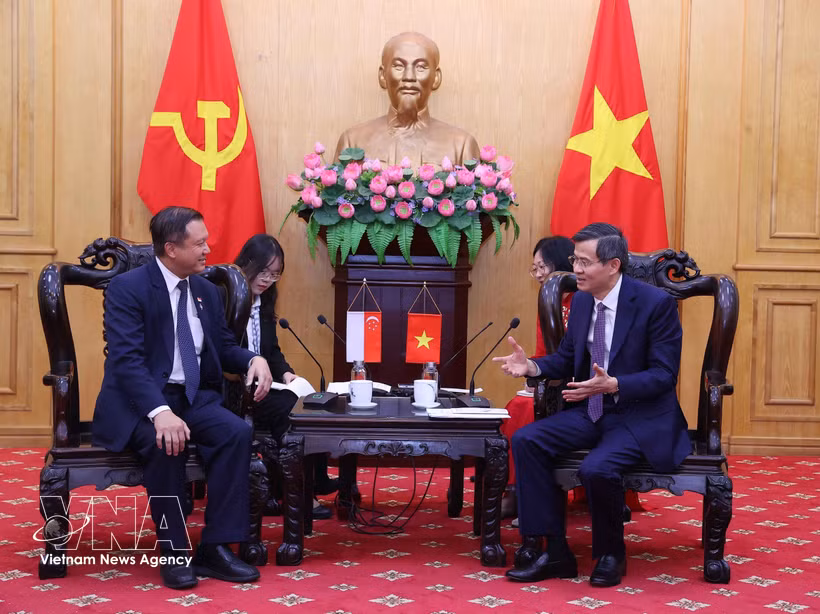 越共中央政治局委员、胡志明国家政治学院院长段明训会见新加坡人民行动党国会议员李宏壮。图自越通社