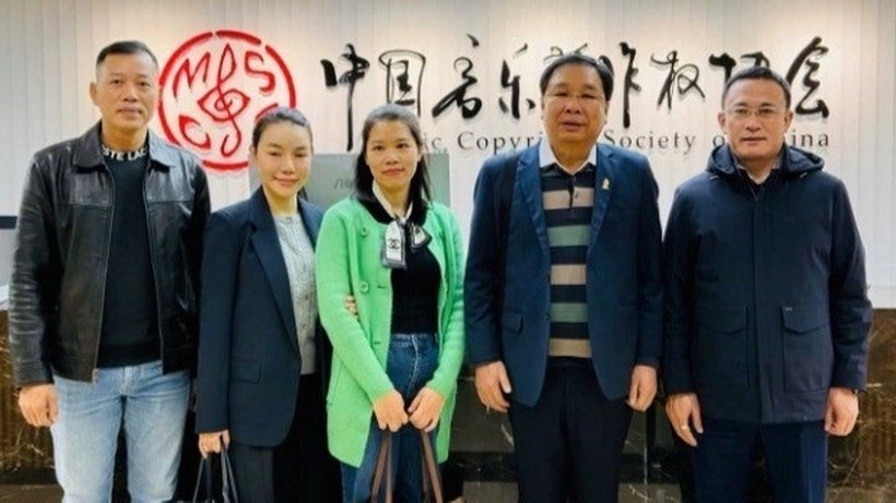 越南音乐版权保护中心主任丁忠谨（右二）出席于2025年10月在中国北京举行的国际作者和作曲协会联合会会议。图自《人民报》 