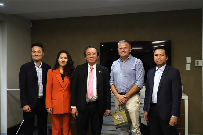 越南工贸部工作代表团与南非连接航空公司代表合影。图自越通社
