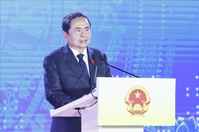 越南国会主席陈青敏发表讲话。图自越通社