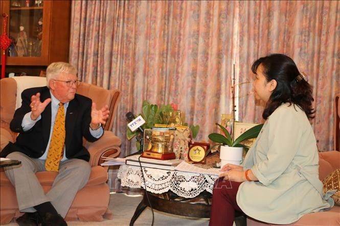 澳大利亚新南威尔士大学国防学院教授卡尔·塞耶（Carl Thayer）在接受越通社驻澳大利亚记者采访。图自越通社