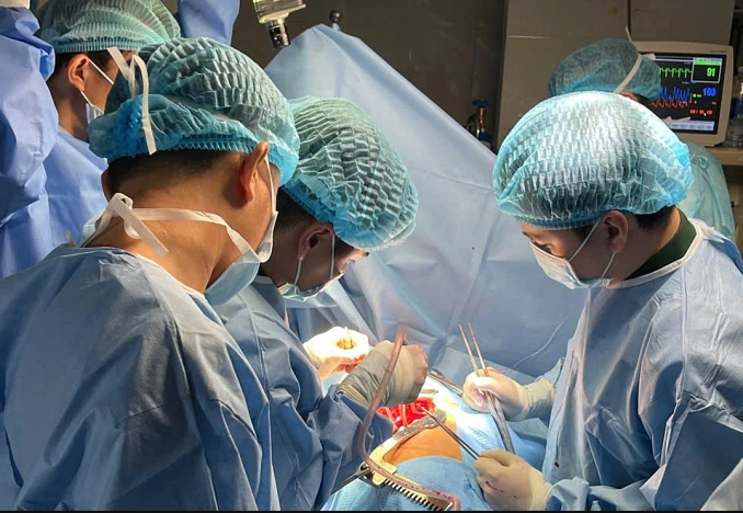 长沙群岛上首例开胸手术成功进行。图自175军医院