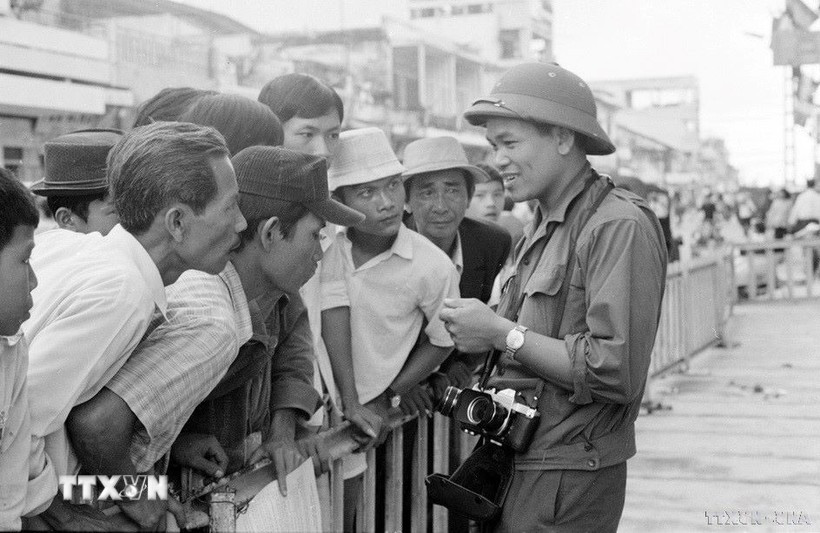 越通社记者许检在西贡会见群众，报道并拍摄1975年历史性胡志明战役的胜利，完全解放南方，实现国家统一。图自越通社