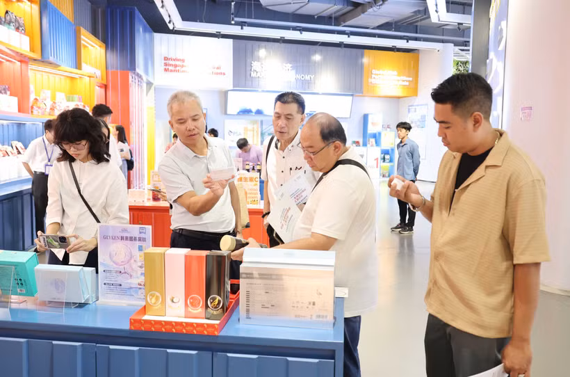东盟各国游客前来参观、了解产品。图自越通社