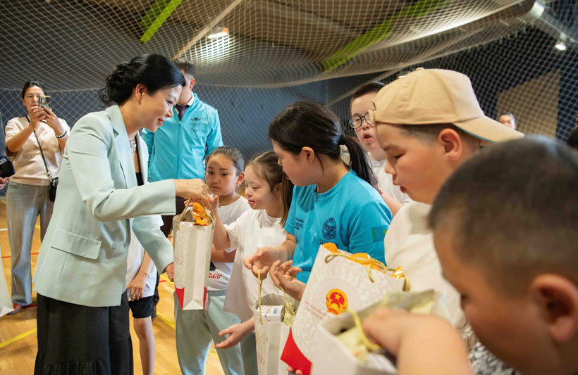 吴芳璃夫人还向中心的运动员们赠送了礼物。图自https://vietnamnet.vn/