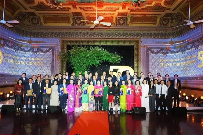 胡志明市50家具有代表性的企业和单位及其品牌和产品表彰会。图自越通社