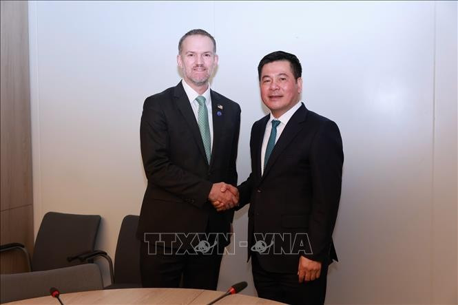 越南工贸部部长、越方首席谈判代表阮鸿延与美国贸易代表、美方首席谈判代表贾米森·格里尔。图自越通社