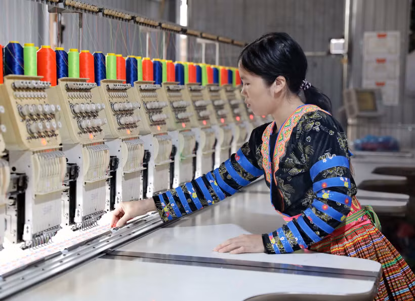 凭借优惠贷款资金，美亚村的慕氏拉女士投建民族服装缝纫厂，创造多个就业岗位，稳定收入，逐步实现可持续脱贫。图自越通社