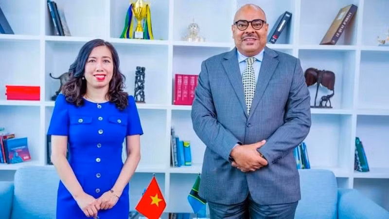 越南外交部副部长黎氏秋姮和坦桑尼亚外交和东非合作部部长马哈茂德·萨比特·孔博。图自越通社