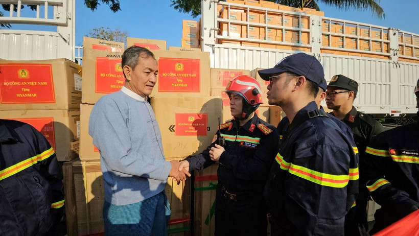 越南公安部代表团团长阮明羌大校将这批药品和物资移交给缅甸社会福利与救济安置部。图自越通社