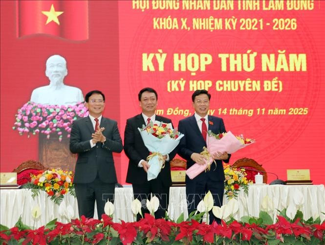 林同省人民委员会主席胡文梅祝贺新当选的省人民议会主席刘文忠（右）以及新当选为省人民委员会委员的外事厅厅长黄文平（中）。图自越通社