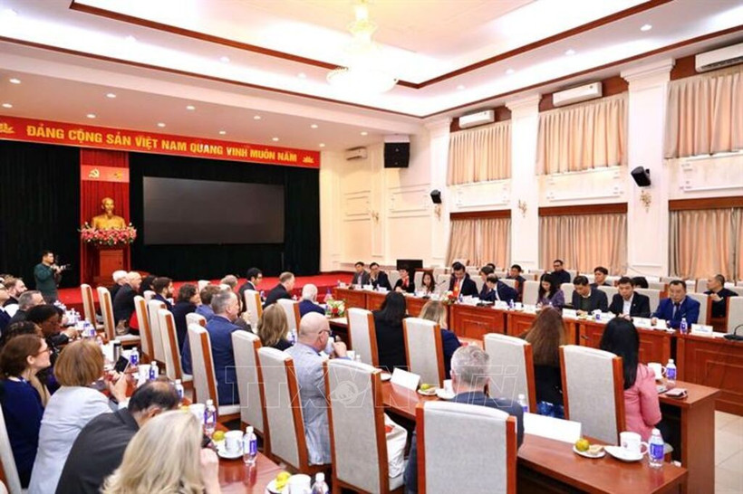 工作会谈。图自越通社