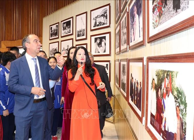 “连接并传播越古友谊”图片展在广宁省开幕。图自越通社