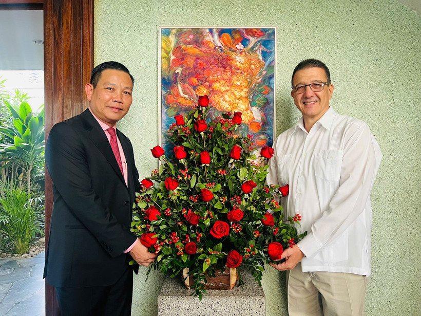 古巴驻委内瑞拉大使豪尔赫·路易斯·马约·费尔南德斯（右）和越南驻委内瑞拉大使武忠美。图自越通社