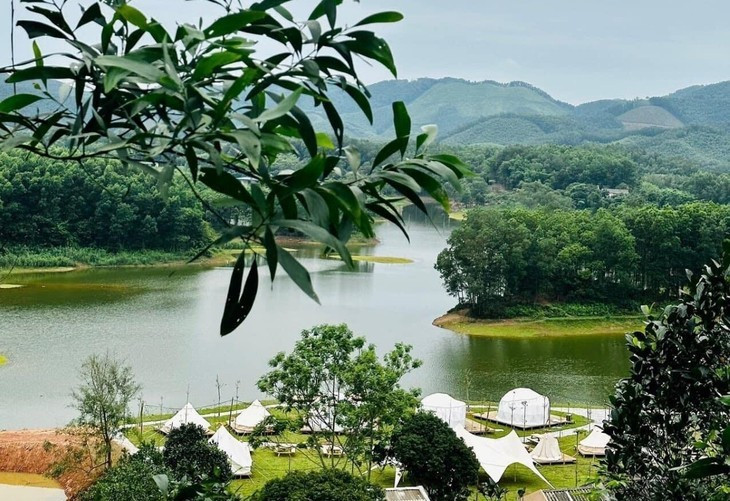 游客来到差茶丘湖可以乘船环湖游览，登岛探访，还能参观一望无际的绿色茶山。图自VOV