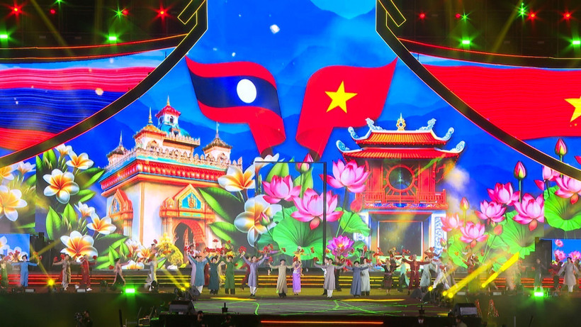 1.7万人共赏，越老“友谊长歌”文艺晚会在万象盛大举行。图自越通社