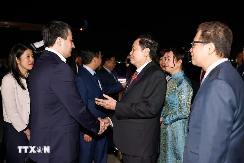 越南国会主席陈青敏与夫人、乌兹别克斯坦共和国副总理贾姆希德·阿卜杜哈基莫维奇·霍贾耶夫以及代表合影。图自越通社