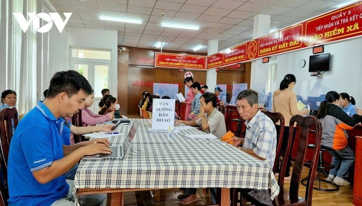 人们来到龙富乡行政服务中心办理行政手续。图自VOV