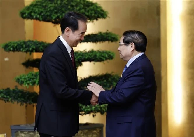 越南政府总理范明政会见中国驻越南大使何炜。图自越通社