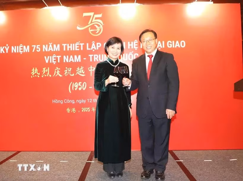越南驻中国香港总领事黎德幸和中国外交部驻香港特别行政区特派员公署特派员崔建春。图自越通社
