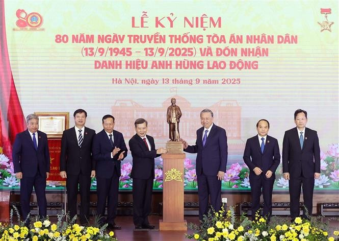 苏林总书记向最高人民法院赠送胡志明主席雕像。图自越通社