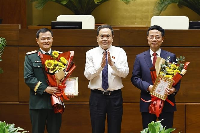 越南国会主席陈青敏向科技部部长阮孟雄和越南军队电信集团（Viettel）董事长兼总经理曹德胜颁发“致力于越南国会事业”纪念章。图自越通社