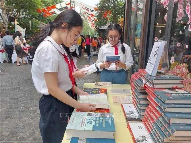 学生们在河内书街买书。图自越通社