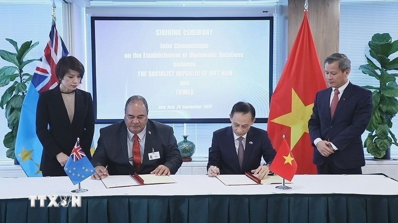 双方签署签署了关于越南社会主义共和国与图瓦卢建立外交关系的联合公报。图自越通社