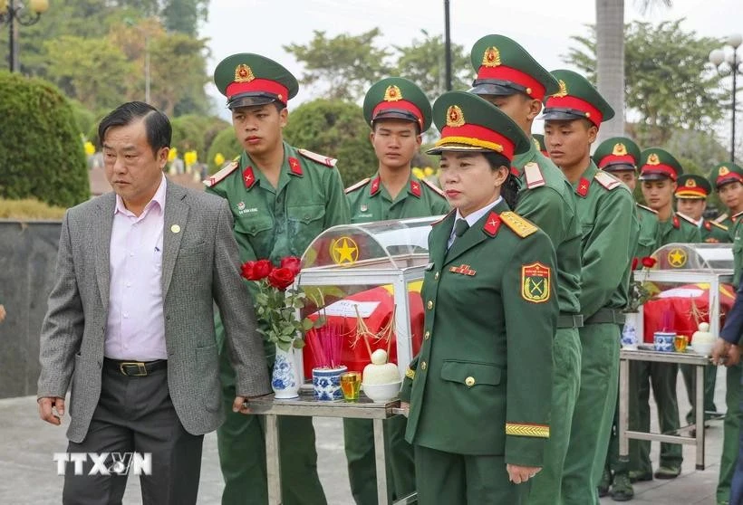 援老越南志愿军和专家烈士追悼会和安葬仪式在奠边省举行。图自越通社