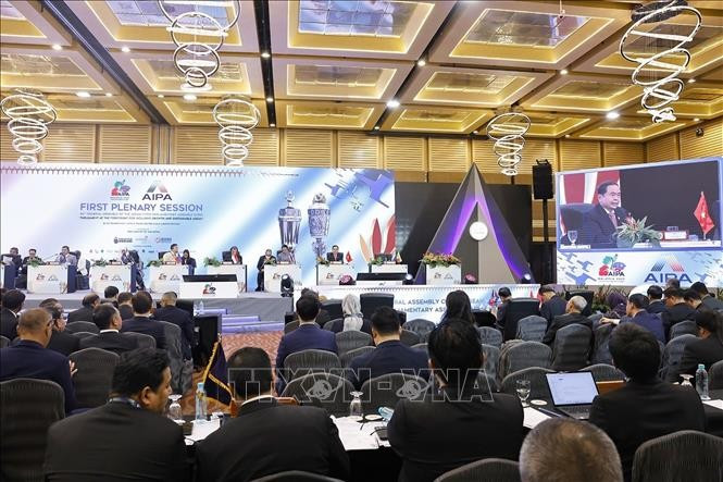 越南国会主席陈青敏在第46届东盟议会联盟大会第一次全体会议上发表讲话。图自越通社