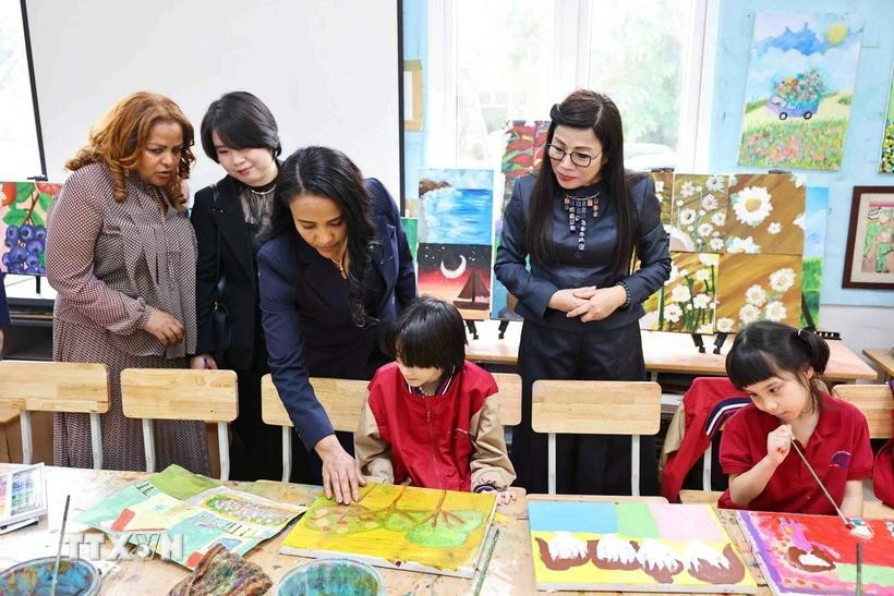 越南政府总理夫人与埃塞俄比亚总理夫人探访阮廷炤学校学生。图自越通社