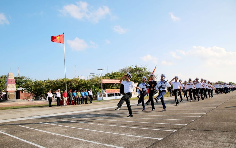 第六号工作代表团出席长沙岛升旗仪式和阅兵式。图自越南海军报